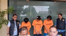 Kejadian paha hari minggu sekitar pukul 3.20 Wib subuh di depan Puskesmas Gg. Kesehatan, Kelurahan Meruya Utara, kecamatan Kembangan. MN anggota Tim Patroli Perintis Presisi Ditsamapta terkena bacokan saat hendak bubarkan anak muda di Meruya Utara tepatnya di Gg. Kesehatan, Kelurahan Meruya Utara, kecamatan Kembangan (2/6/24).