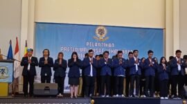 YM. Bhante Khanit Sananano memberikan pemberkahan pada ketua dan pengurus Hikmahbudhi terpilih. Bhante Khanit mengingatkan Para pengurus jangan berbuat jahat baik melalui tindakan maupun pikiran.