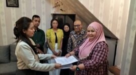 Widya Andescha saat tanda tangan perdamaian dengan Yayasan Ria Asteria Mahawidia, dan Infinity Training Canter, tapi tidak realisasi akhirnya masuk dalam gugatan untuk sita aset. (Foto: dok.Kuasa hukum penggugat, Suriantama Nasution/Istimewa).