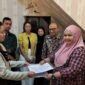 Widya Andescha saat tanda tangan perdamaian dengan Yayasan Ria Asteria Mahawidia, dan Infinity Training Canter, tapi tidak realisasi akhirnya masuk dalam gugatan untuk sita aset. (Foto: dok.Kuasa hukum penggugat, Suriantama Nasution/Istimewa).