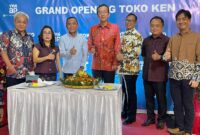 PT Ken Raya Indonesia (KRI) usai membuka resmi dan pemotongan tumpeng cabang ketiganya bernama Toko Ken. (Foto: dok.Ifakta.co/Za)