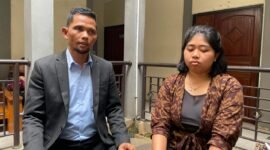 Ekspresi Kuasa Hukum Penggugat, Saud Susanto saat meragukan keaslian surat kuasa tambahan dan sangat menyayangkan atas ketidakprofesionalan kuasa hukum tergugat Widya Andescha  (Foto: Liputan Ekslusif. dok.Ifakta.co)