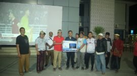 Camat Mekar Baru, Aan Ansori usai Nobar Piala AFF U19 dan bagikan doorprize. (Foto: Ifakta.co/Alex)