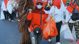 Ribuan peserta aksi pungut sampah warnai gerak jalan sehat yang diadakan EcoNext Ventures bersama Kelurahan Kebon Jeruk. (Foto: Liputan Ekslusif.Dok.Ifakta.co)