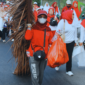 Ribuan peserta aksi pungut sampah warnai gerak jalan sehat yang diadakan EcoNext Ventures bersama Kelurahan Kebon Jeruk. (Foto: Liputan Ekslusif.Dok.Ifakta.co)