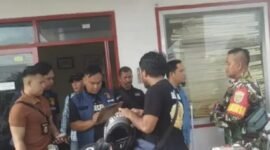 Warga tengah mendatangi kantor SPBU Patih Galuh (Foto: ifakta.co/edi)