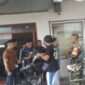 Warga tengah mendatangi kantor SPBU Patih Galuh (Foto: ifakta.co/edi)