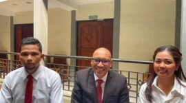 Kuasa Hukum Penggugat, Suriantama Nasution (tengah) dan Saud Susanto (pojok kiri) saat mendampingi kliennya, Ni Putu Asteria Yuniarti (kanan) usai final mediasi dan berlangsung buntu. (Foto: Liputan Ekslusif. Dok. Ifakta.co/Za)