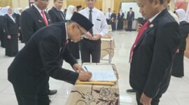 Kasudin Pendidikan Kota Administrasi Jakarta Barat wilayah I dan II, Diding Wahyudin saat sertijab kepala sekolah. (Foto: Ifakta.co)