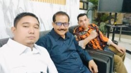 Aban, SH Sekretaris MPC Pemuda Pancasila Kabupaten Tangerang (kiri) bersama Jonson Hazairin, SH, MH (tengah) dan Rohman (kanan), usai rapat kemenagan Pasangan Zulkarnain - Lerru yang akan maju di Pemilu Bupati Tangerang tahun 2024. (Foto: Ifakta.co)