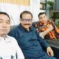 Aban, SH Sekretaris MPC Pemuda Pancasila Kabupaten Tangerang (kiri) bersama Jonson Hazairin, SH, MH (tengah) dan Rohman (kanan), usai rapat kemenagan Pasangan Zulkarnain - Lerru yang akan maju di Pemilu Bupati Tangerang tahun 2024. (Foto: Ifakta.co)