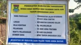 Papan proyek peningkatan jalan dengan pelaksana CV Bani Adna Pratama. (Foto: Liputan Ekslusif Ifakta.co/Alex)