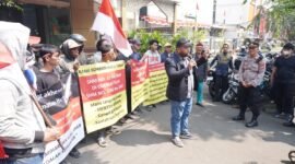 Puluhan warga dan pemilik lahan di Tanah Tinggi saat menggelar unjuk rasa di depan kantor BPN Kota Tangerang. (Foto: ifakta.co)