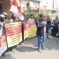 Puluhan warga dan pemilik lahan di Tanah Tinggi saat menggelar unjuk rasa di depan kantor BPN Kota Tangerang. (Foto: ifakta.co)