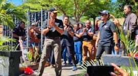 Pangdam IX/Udayana, Letjen Bambang Trisnohadi usai memotong pita peresmian Praja Rakcaka Shooting Range. (Foto: Liputan Ekslusif.Dok.Ifakta.co/Sapta)