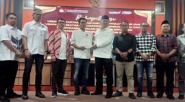 Bakal pasangan calon independen atau perseorangan Zulkarnain dan Lerru Yustira mengantarkan syarat dukungan maju di Pilbup Tangerang pada Minggu, 18 Agustus 2024. (Foto: Istimewa)