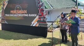 Gus Rahmat saat langitkan doa di peresmian Praja Rakcaka Shooting Range, Bali. (Foto: Ifakta.co)