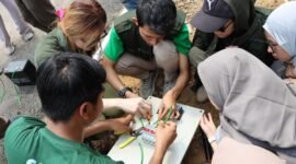 Dengan support IESR dan JK International, Generasi Energy Bersih (Gen-B) Lakukan Installasi Lampu PJU Tenaga Surya di kawasan wisata Bogor. (Foto: Istimewa)
