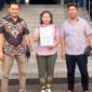 Bendahara II Herni Sulastri Agung ke SPKT Polda Metro Jaya melaporkan Plt P3SRS City Park Dji Sun Ong (Foto: ifakta.co/my)