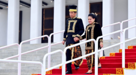 Pimpin Upacara di IKN Presiden Jokowi Kenakan Baju Adat Nusantara Terinspirasi Kesultanan Kutai Kartanegara (Foto: dok BPMI Setpres/ifakta.co)