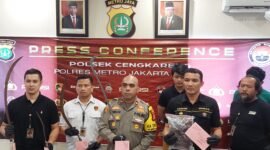 Polsek Cengkareng saat konferensi pers terkait berhasilnya menangkap pelaku tawuran remaja. (Foto: Ifakta.co)