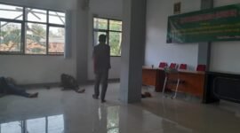 Sejumlah staff desa Pasir Kecamatan Kronjo, Tangerang nampak sedang tiduran (Foto:ifakta.co/lex)
