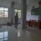 Sejumlah staff desa Pasir Kecamatan Kronjo, Tangerang nampak sedang tiduran (Foto:ifakta.co/lex)