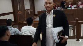 Praktisi Hukum Muda, Syamsul Jahidin setelah menghadiri sidang gugatan pemberian pangkat Letkol Tituler Dedy Corbuzier. (Foto: Ifakta.co)