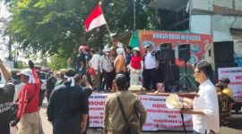 Ratusan warga menceng tegal alur menggelar aksi demo tola rumah pembakaran mayat di jalan kamal raya (foto:ifakta.co/amy)