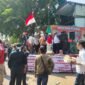 Ratusan warga menceng tegal alur menggelar aksi demo tola rumah pembakaran mayat di jalan kamal raya (foto:ifakta.co/amy)