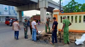 Babinsa Bojong Menteng Koramil 03 Teluk Pucung Bersama Warga Bersihkan Saluran Air (Foto:dok Koramil Teluk Pucung/ifakta.co)