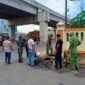 Babinsa Bojong Menteng Koramil 03 Teluk Pucung Bersama Warga Bersihkan Saluran Air (Foto:dok Koramil Teluk Pucung/ifakta.co)