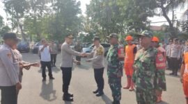 Kapolsek Pulogadung, Kompol Suroto saat berikan penghargaan ke personel maupun mitra polsek yang telah berhasil dalam menangkap penjahat di wilayahnya. (Foto: Ifakta.co)