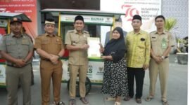 Camat Mekar Baru, Aan Ansori dan Ketua UPZ, H.Sopiyan Sauri saat menyerahkan bantuan gerobak usaha dari Baznas Kabupaten Tangerang. (Foto: Ifakta.co)