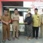 Camat Mekar Baru, Aan Ansori dan Ketua UPZ, H.Sopiyan Sauri saat menyerahkan bantuan gerobak usaha dari Baznas Kabupaten Tangerang. (Foto: Ifakta.co)