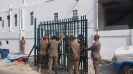 Satpol PP saat eksekusi pembongkaran Portal Warga yang dibangun secara swadaya. (Foto: Ifakta.co)