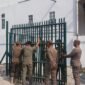 Satpol PP saat eksekusi pembongkaran Portal Warga yang dibangun secara swadaya. (Foto: Ifakta.co)