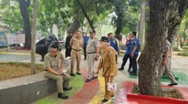 Camat Grogol Petamburan, Agus Sulaeman beserta jajaran saat memantau di 5 titik persiapan penilaian Adipura 2024. (Foto: Ifakta.co)