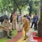 Camat Grogol Petamburan, Agus Sulaeman beserta jajaran saat memantau di 5 titik persiapan penilaian Adipura 2024. (Foto: Ifakta.co)