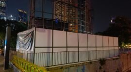 Reklame milik BUMD DKI Jakarta berdiri tanpa izin di zona kendali ketat. (Foto: Ifakta.co)