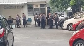 Puluhan personil kepolisian saat menjaga dan mengamankan situasi terkini. (Foto: Ifakta.co)