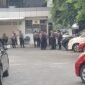 Puluhan personil kepolisian saat menjaga dan mengamankan situasi terkini. (Foto: Ifakta.co)