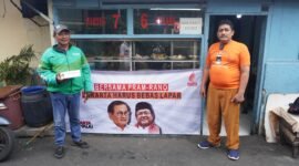 Komunitas Warteg Merah Putih bagikan 10.000 nasi kotak untuk warga DKI Jakarta. (Foto: Ifakta.co)