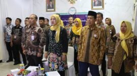 Walikota Jakarta Barat, Uus Kuswanto dan TP PKK Jakbar, Lisniawati Uus saat ikuti peluncuran posyandu 6 SPM di Kapuk. (Foto: Istimewa)