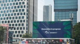Pembangunan konstruksi reklame videotron milik BUMD DKI Jakarta di bidang Pariwisata bernama Jakarta Experience Board (JXB) masih terus dikerjakan dan berdiri bebas tanpa hambatan di lahan Fasum Fasos. (Foto: Liputan Ekslusif Ifakta.co)