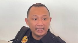Penggugat yang juga Akademisi, Syamsul Jahidin saat jumpa pers terkait gugatan pangkat Letkol Tituler Dedy Corbuzier di PN Jakarta Pusat. (Foto: Liputan Ekslusif Ifakta.co)