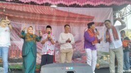 Momen keseruan Ridwan Kamil saat beradu pantun dengan seniman senior di Pagelaran Lenong Betawi. (Foto: Ifakta.co)