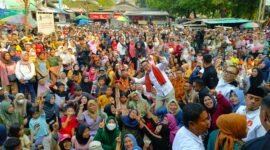 Momen Ridwan Kamil (RK) selfie dengan warga yang menyaksikan Pagelaran Lenong Betawi di Meruya Utara, Kembangan, Jakarta Barat. (Foto: Ifakta.co)