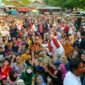 Momen Ridwan Kamil (RK) selfie dengan warga yang menyaksikan Pagelaran Lenong Betawi di Meruya Utara, Kembangan, Jakarta Barat. (Foto: Ifakta.co)