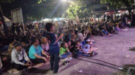 Ratusan warga Jakarta Barat antusias menyaksikan Pagelaran Lenong Betawi di Pasar Jabon. (Foto: Ifakta.co)